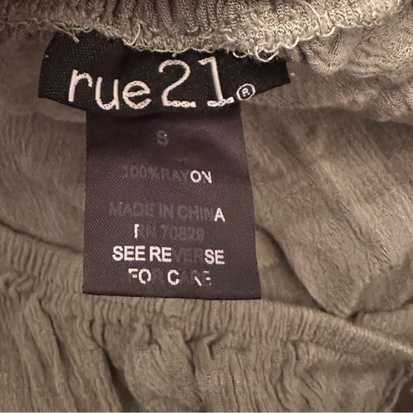 Rue 21 Women’s Green Top Size Small - Picture 7 of 7